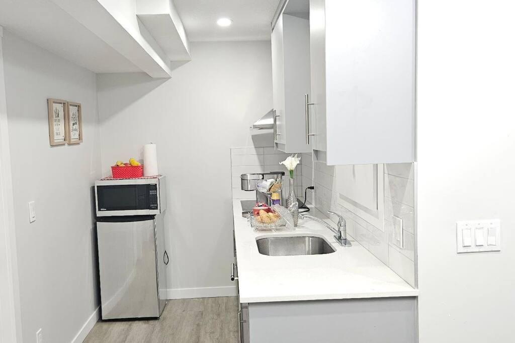 Cozy Suites In Calgary Area Balzac Exterior photo